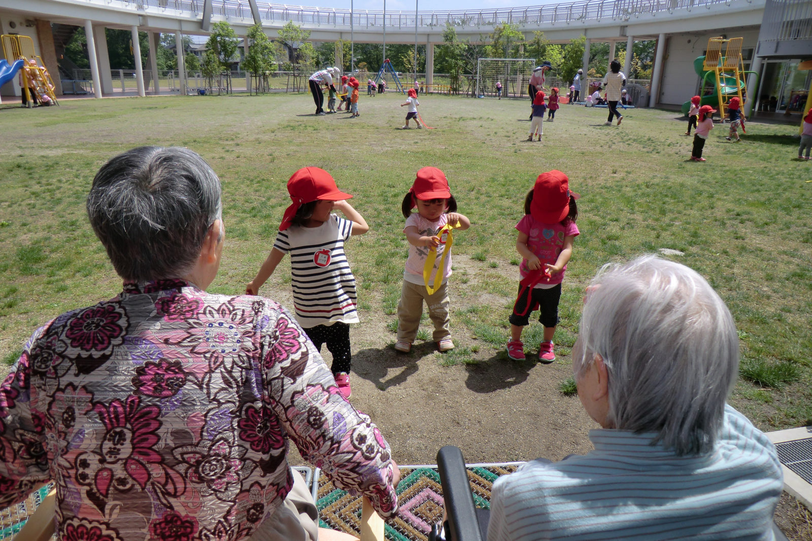 園庭を見る入居者